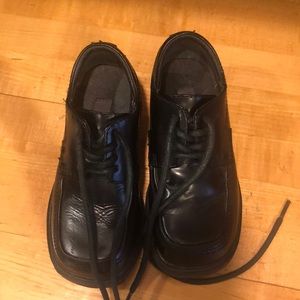 Boys Kenneth Cole black dress shoes size 8.5